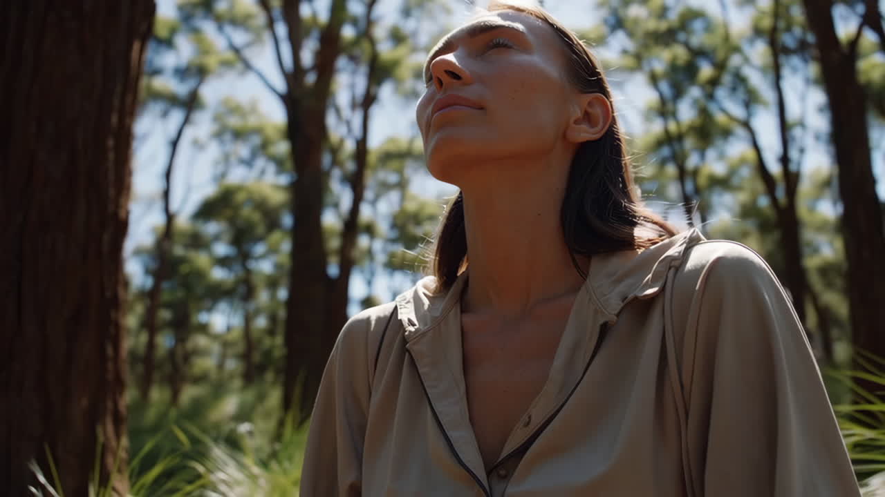 mujer meditando en el bosque