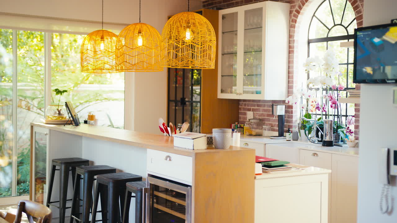 interior de una casa moderna con mostrador de área de cocina y sistema de seguridad