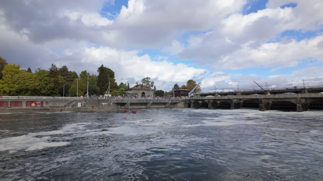 Bred panorering med gimbal av Hiram M. Chittenden Locks på en høstdag i Seattle, Washington. 4K-videoer ved 30 FPS