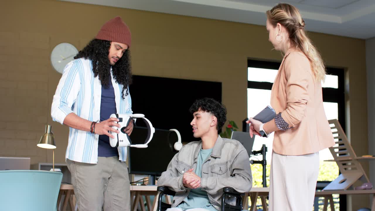 VRヘッドセットを紹介し、オフィスのデモで同僚に機能を紹介する多様なチーム、コピースペース