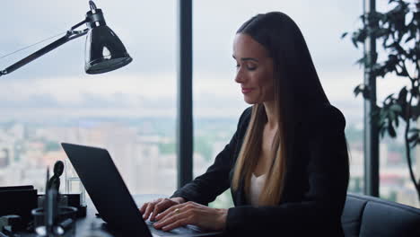 Geschäftsfrau-Nutzt-Laptop-Für-Die-Arbeit-Im-Büro.-Positives-Mädchen,-Das-Auf-Den-Bildschirm-Zeigt