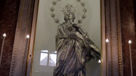 arte de mujer con corona en la catedral de palermo iglesia italia