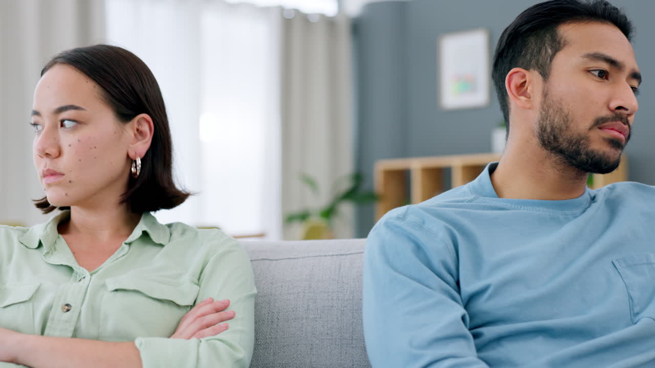 pareja enojada peleando, gente molesta