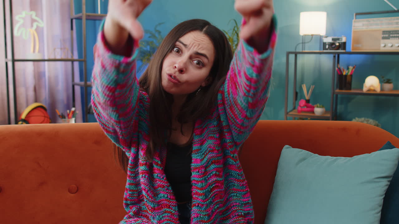 mujer caucásica molesta mostrando los pulgares hacia abajo no le gusta el mal trabajo desaprobación comentarios insatisfechos en casa