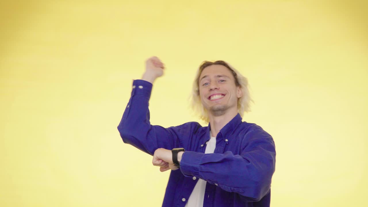 joven emocionado sorprendido por las buenas noticias y comienzan a bailar