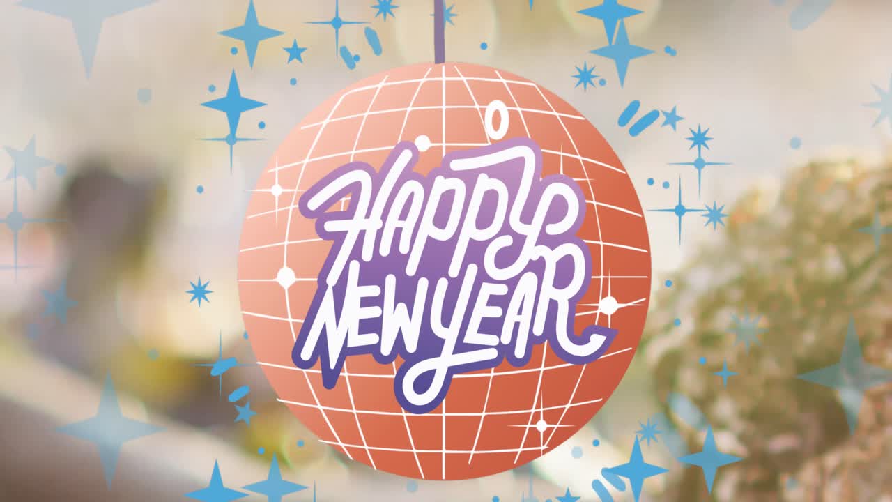 animación de banner de texto de feliz año nuevo sobre una pelota de discoteca contra el árbol de navidad decorado.