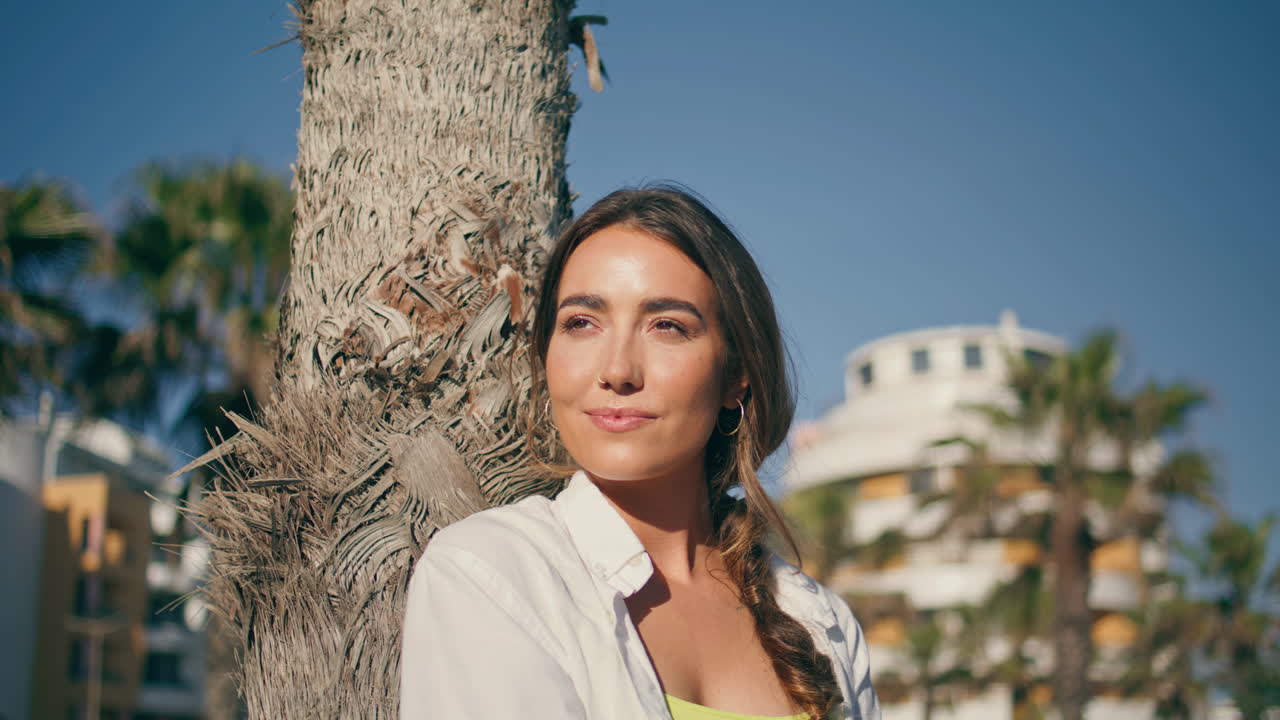 Primo piano di una modella rilassata che si gode i raggi del sole in un viale. Donna felice in vacanza che si rilassa.