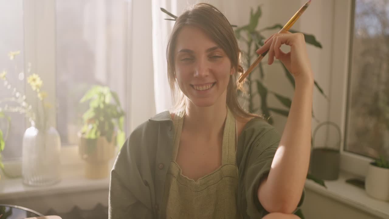 retrato de una mujer artista en casa