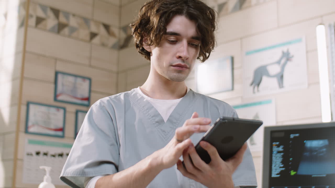 veterinario masculino que utiliza una tableta digital en la clínica