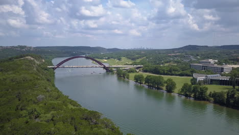 Amplia-Vista-Aérea-Del-Puente-Pennyback-Con-El-Centro-De-Austin,-Texas-En-El-Fondo