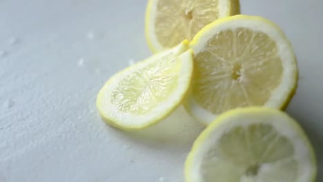 Rebanada-De-Fruta-De-Limón-En-La-Mesa-Con-Fondo-Blanco-Metrajes