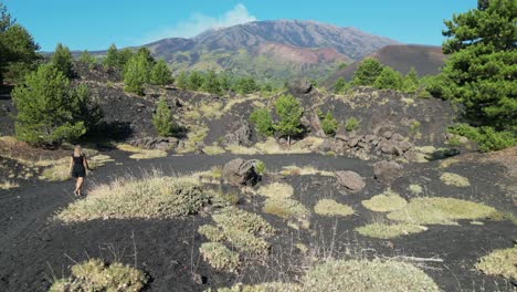 Mujer-Turista-Camina-En-El-Volcán-Monte-Etna-En-Sicilia,-Italia---Antena-4k