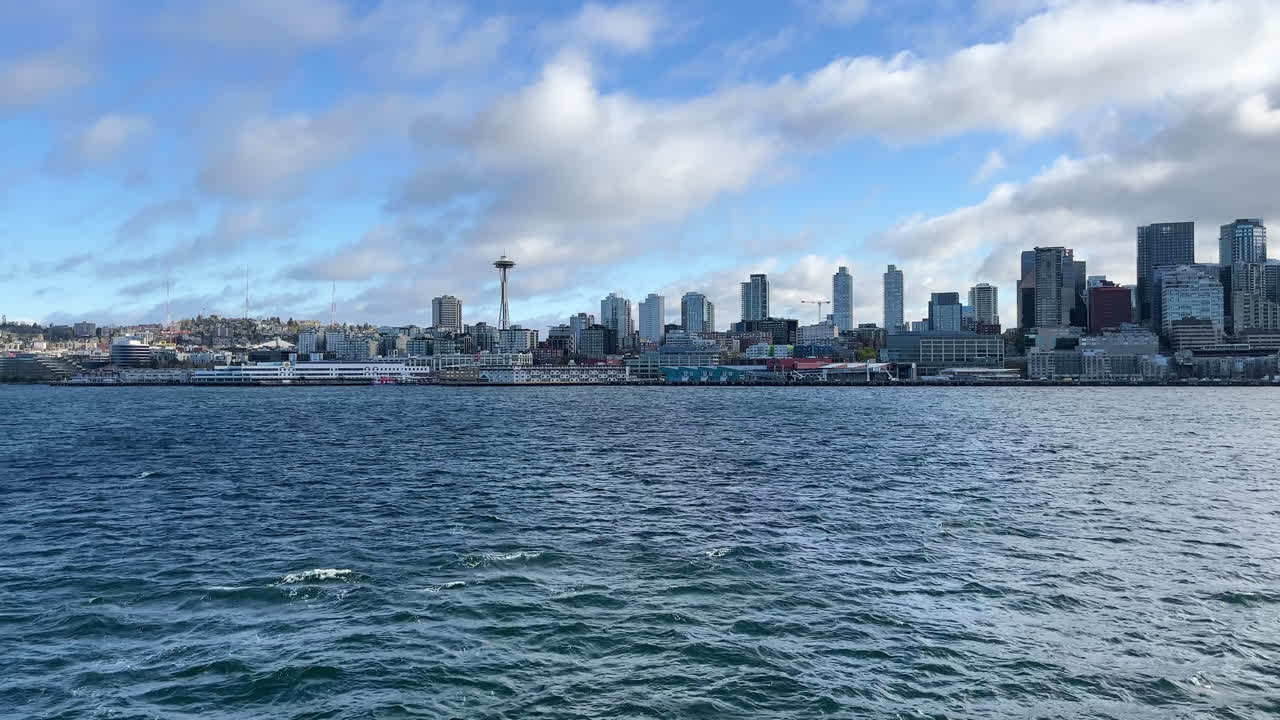 엘리엇 베이를 건너는 페리에서 본 주간 시애틀, 워싱턴 도시 스카이라인의 전망