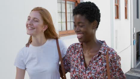 jóvenes amigas adultas saliendo juntas