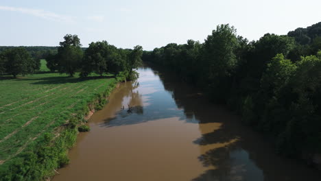 Volando-Sobre-El-Tranquilo-Río-Illinois-Con-Exuberante-Vegetación-En-Arkansas,-EE.UU.---Disparo-De-Drones