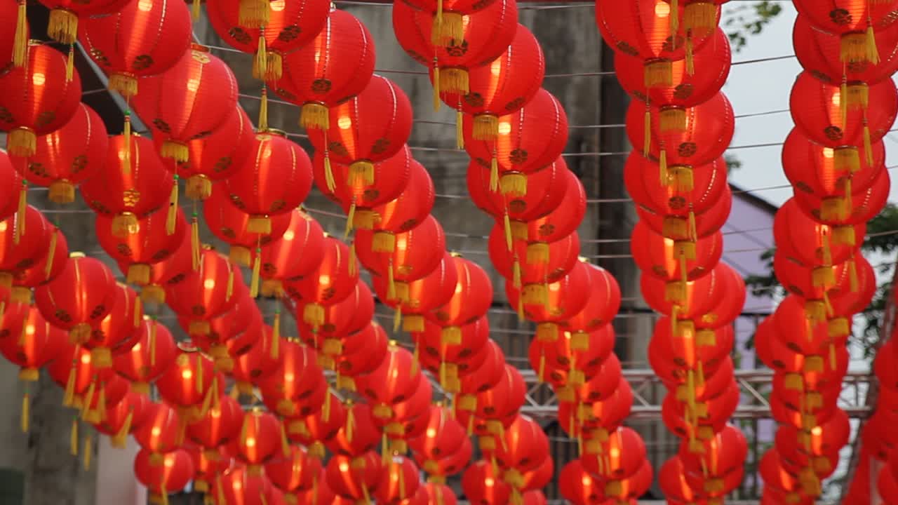 filas de linternas chinas rojas colgantes para el año nuevo chino