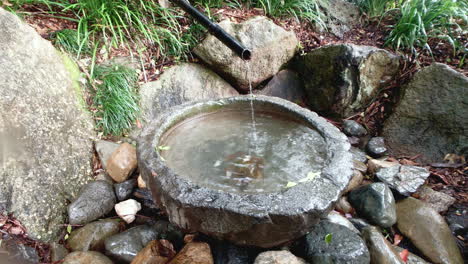 Fuente-De-Agua-Japonesa,-Jardines-De-Brisbane