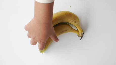 a hand holding a bunch of bananas