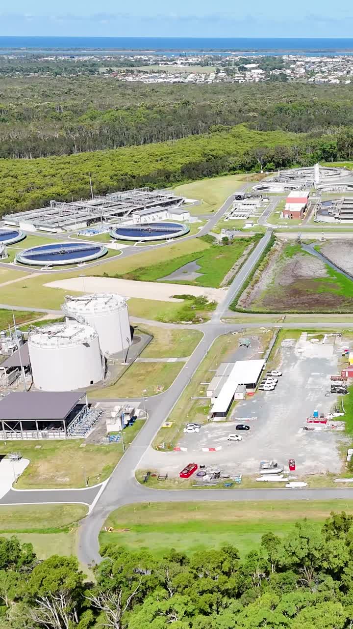 imágenes de drones de la instalación de aguas residuales cerca del lago coombabah