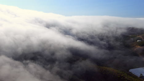 nuvole di nebbia che inghiottono la vetta del san bruno mountain state park nel nord della contea di san mateo, california, stati uniti