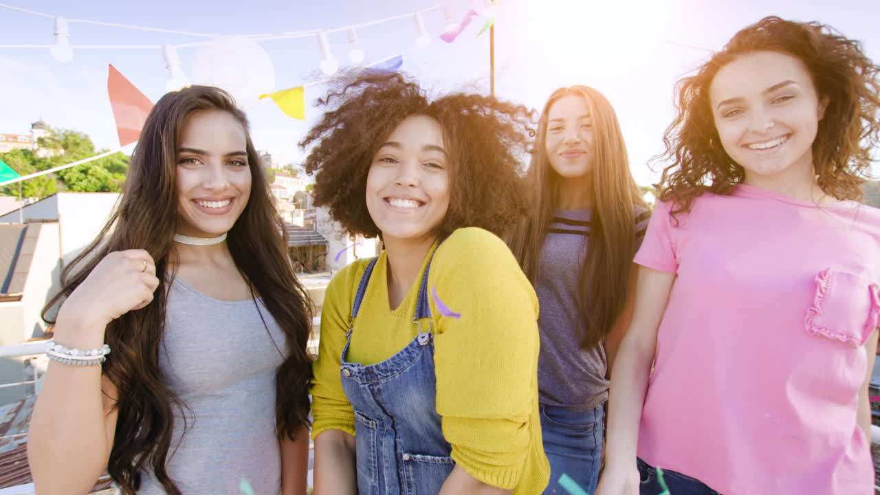amigas celebrando en un día soleado