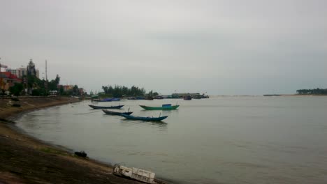 Vietnam-Fischerboote-In-Einem-Fluss,-Stativaufnahme