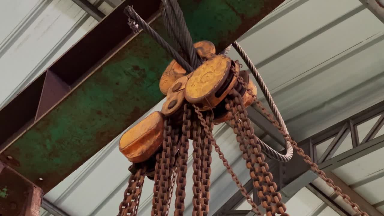 cadena oxidada en la vieja grúa superior