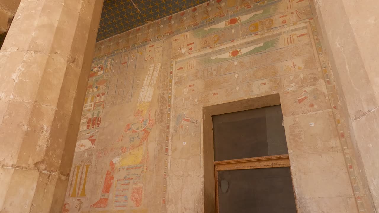 tiro en cámara lenta de antiguas pinturas murales en el templo de hatshepsut, tiro inclinado hacia abajo
