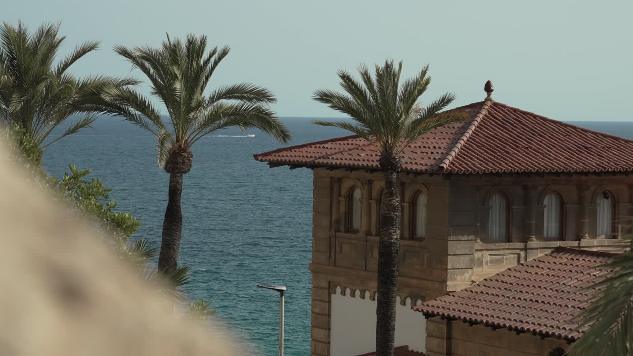 Architettura mediterranea con palme che si affaccia sul mare a Cala Major, Maiorca.