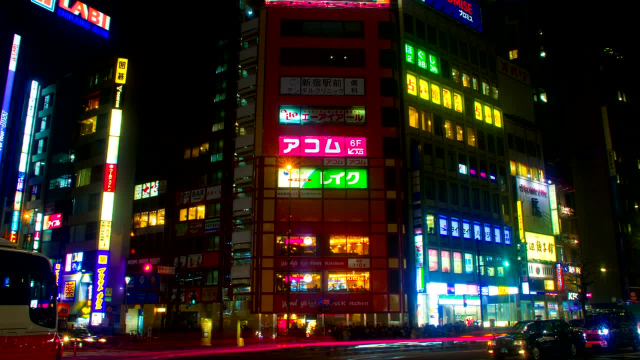 Time-lapse noturno com neons japoneses no lado sul de Shinjuku, plano geral com inclinação para cima