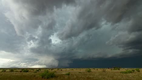 Schelfwolken-Ragen-über-Der-Landschaft-Von-New-Mexico-Auf,-Mit-Bergen-In-Der-Ferne