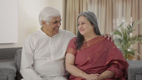 Feliz-Pareja-De-Ancianos-Indios-Sonriendo