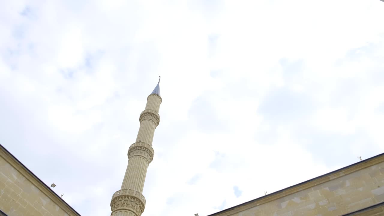 girando dentro de la mezquita