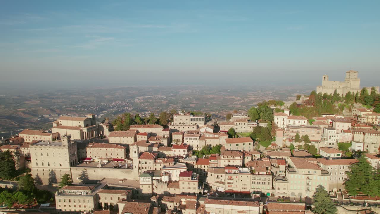 san marino, italia, ciudad en una montaña, edificio de la ciudad, vista de la órbita del dron