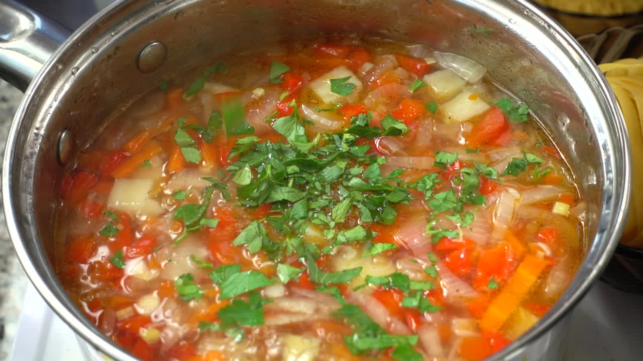 Zuppa di verdure che cuoce in pentola.