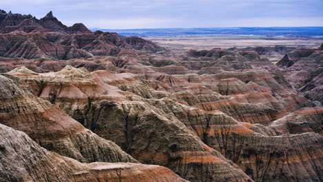 The-rocky-sedimentary-surfaces-of-Badlands-National-Park-in-South-Dakota,-United-States