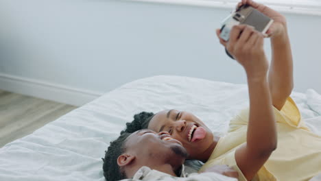 Selfie,-couple-and-happy-on-bed-in-family-home