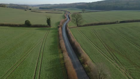 Luftdrohnenaufnahme-Einer-Britischen-Straße-Im-Winter-Bei-Sonnenuntergang