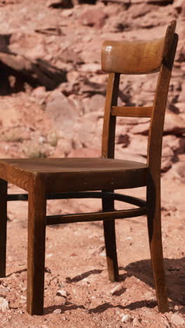 vieja silla de madera en las rocas del gran cañón