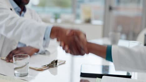 Doctors,-handshake-and-medical-team-in-hospital