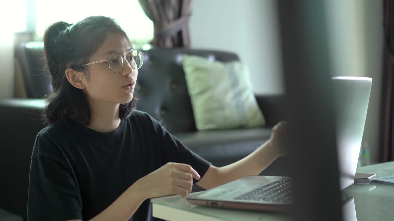 젊은 아시아 여성 친구와 비디오 컨퍼런스 통화