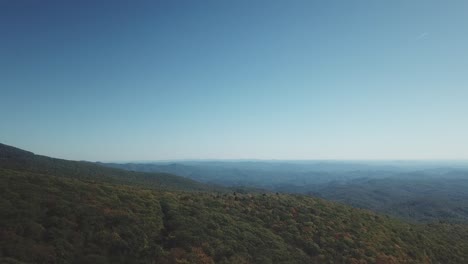 Vuelo-Aéreo-Desde-La-Montaña-Del-Abuelo-En-4k