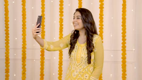 chica india deseando feliz diwali en una videollamada