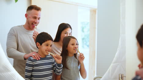 Familia-Feliz,-Cepillarse-Los-Dientes