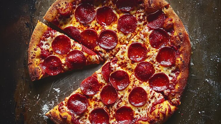 Deliziosa Pizza ai Pepperoni Appena Sfornata su Teglia Rustica