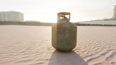 Viejo-Tanque-De-Gas-De-Metal-Oxidado-En-La-Playa