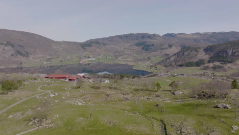 Paisaje-Aéreo-Noruego-De-Granjas-Y-Tierras-De-Agricultores,-Lagos-Y-Paisajes-Montañosos