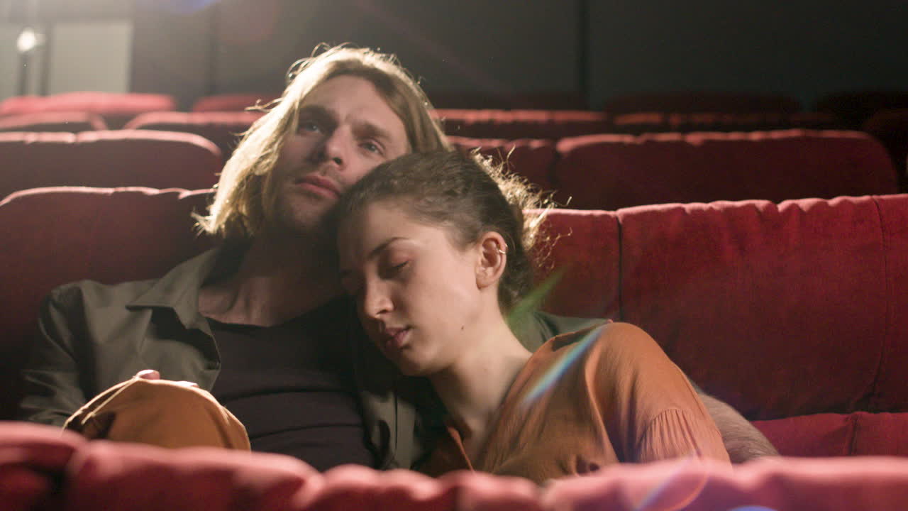 거실 바닥에 누워 있는 그녀의 불독 개를 애무하는 부부의 상위 뷰