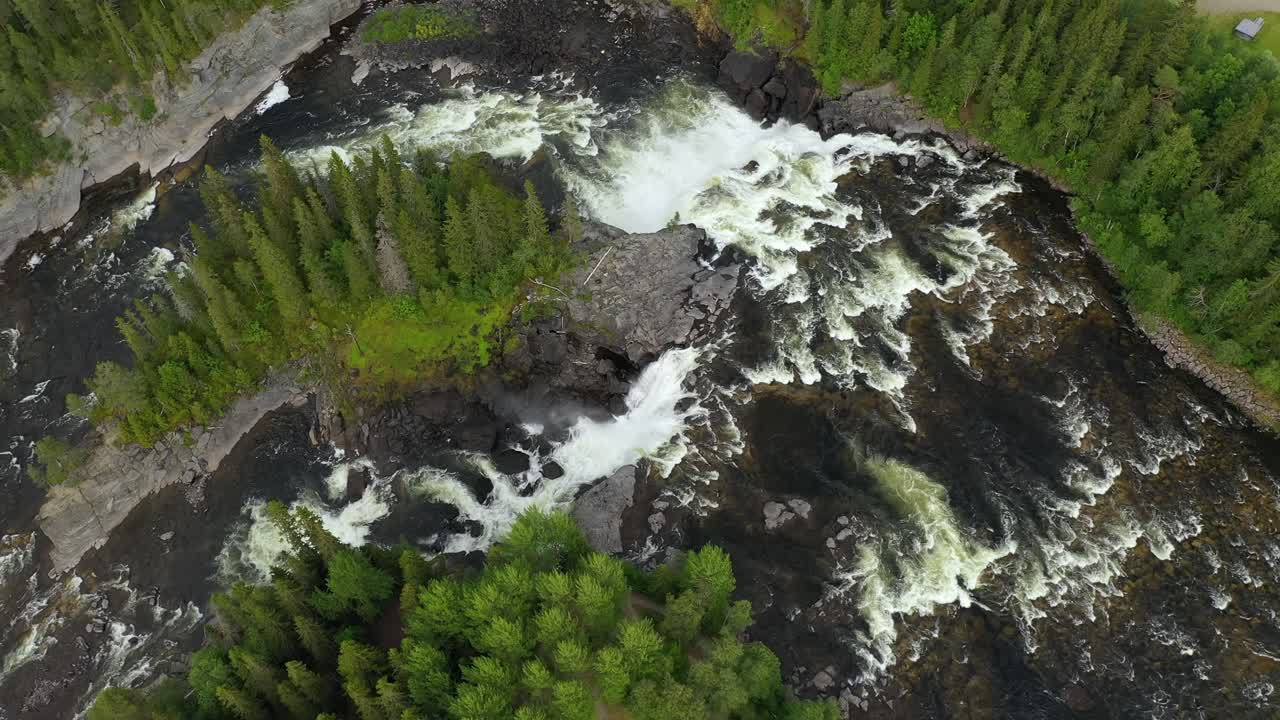 la cascada de ristafallet en la parte occidental de jamtland está catalogada como una de las cascadas más hermosas de suecia.
