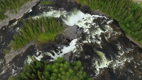 La-Cascada-Ristafallet-En-La-Parte-Occidental-De-Jamtland-Está-Catalogada-Como-Una-De-Las-Cascadas-Más-Hermosas-De-Suecia.